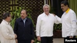 El presidente de Venezuela, Nicolás Maduro, y el presidente de Cuba, Miguel Díaz-Canel, reaccionan cuando el presidente de Nicaragua, Daniel Ortega, habla con el ministro de Relaciones Exteriores de Cuba, Bruno Rodríguez (derecha). Foto de archivo.
