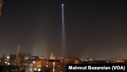 Diyarbakır Sur üzerinde akşam karanlığında arama yapan helikopter