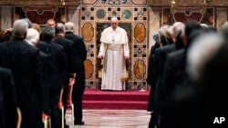 El papa Francisco asiste a una audiencia con miembros del cuerpo diplomático acreditado en el Vaticano para el tradicional intercambio de saludos de Año Nuevo el lunes, 7 de enero, de 2019.