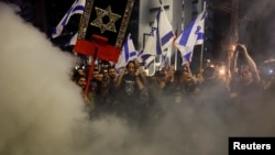 Ljudi protestuju protiv vlade izraelskog premijera Netanyahua i pozivaju na oslobađanje talaca u Tel Avivu