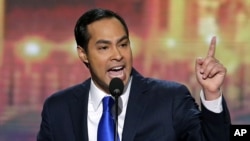 Walikota San Antonio Julian Castro memberikan pidato pada konvensi nasional Partai Demokrat di Charlotte, North Carolina (4/9). 