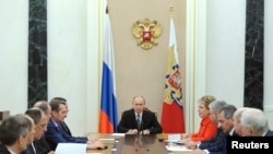 Russian President Vladimir Putin (C) chairs a meeting with members of the Security Council at the Kremlin in Moscow, Mar. 6, 2015..