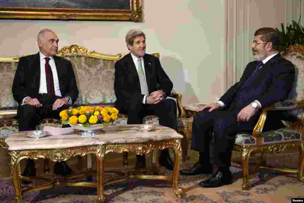 Egyptian Foreign Minister Mohammed Kamel Amr (L), sits with U.S. Secretary of State John Kerry, and Egyptian President Mohamed Mursi (R) during their meeting at the Presidential Palace in Cairo March 3, 2013. REUTERS/Jacquelyn Martin/Pool (EGYPT - Tags: