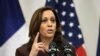 La vice-présidente américaine Kamala Harris s'exprime lors d'une conférence de presse à Paris, vendredi 12 novembre 2021.