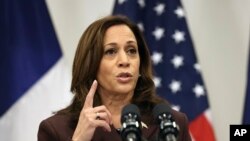 Potpredsjednica SAD Kamala Harris govori na konferenciji za medije u Parizu, 12. novembra 2021.