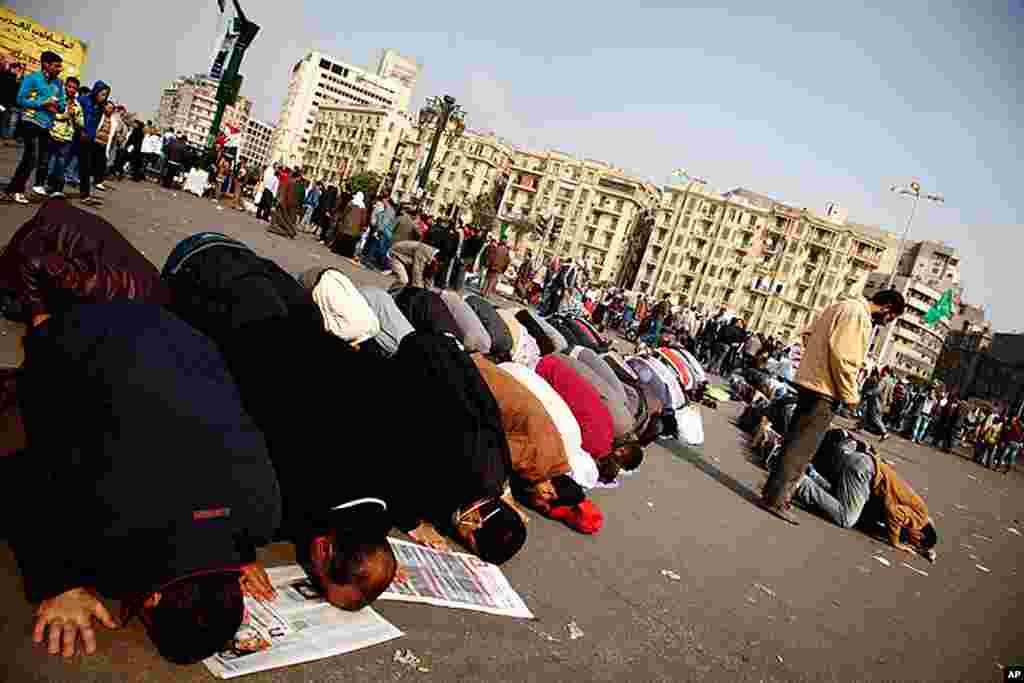 VOA - Protesters praying near Tahrir Square, November 22, 2011. (Y. Weeks)