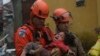 Los rescatistas cargan a una niña de 4 años que fue rescatada de su casa derrumbada después de fuertes lluvias en Petrópolis, estado de Río de Janeiro, Brasil, el sábado 23 de marzo de 2024.