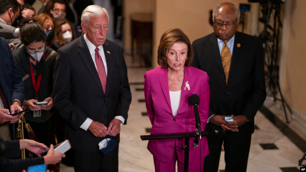 Chủ tịch Hạ viện Nancy Pelosi (giữa) cập nhật tình hình cho các phóng viên về cuộc biểu quyết thông qua gói chi tiêu chính sách đối nội của Tổng thống Joe Biden, tại Điện Capitol ở Washington, ngày 5 tháng 11, 2021.