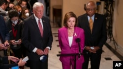 Chủ tịch Hạ viện Nancy Pelosi (giữa) cập nhật tình hình cho các phóng viên về cuộc biểu quyết thông qua gói chi tiêu chính sách đối nội của Tổng thống Joe Biden, tại Điện Capitol ở Washington, ngày 5 tháng 11, 2021.
