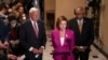 La présidente de la Chambre des représentants, Nancy Pelosi, au centre, entourée du chef de la majorité démocrate, Steny Hoyer, à gauche, et de James Clyburn, chef du groupe parlementaire démocrate.