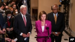 La présidente de la Chambre des représentants, Nancy Pelosi, au centre, entourée du chef de la majorité démocrate, Steny Hoyer, à gauche, et de James Clyburn, chef du groupe parlementaire démocrate.