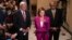 Chủ tịch Hạ viện Nancy Pelosi (giữa) cập nhật tình hình cho các phóng viên về cuộc biểu quyết thông qua gói chi tiêu chính sách đối nội của Tổng thống Joe Biden, tại Điện Capitol ở Washington, ngày 5 tháng 11, 2021.