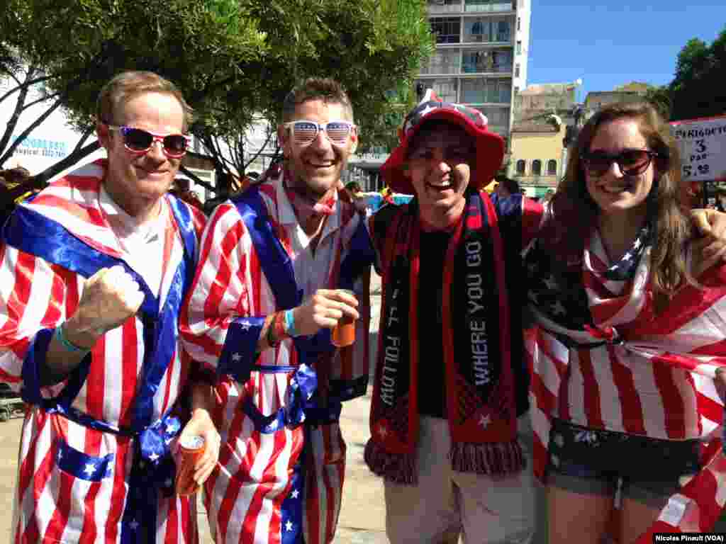 Des fans américains dans les rues de Salvador au Brésil.