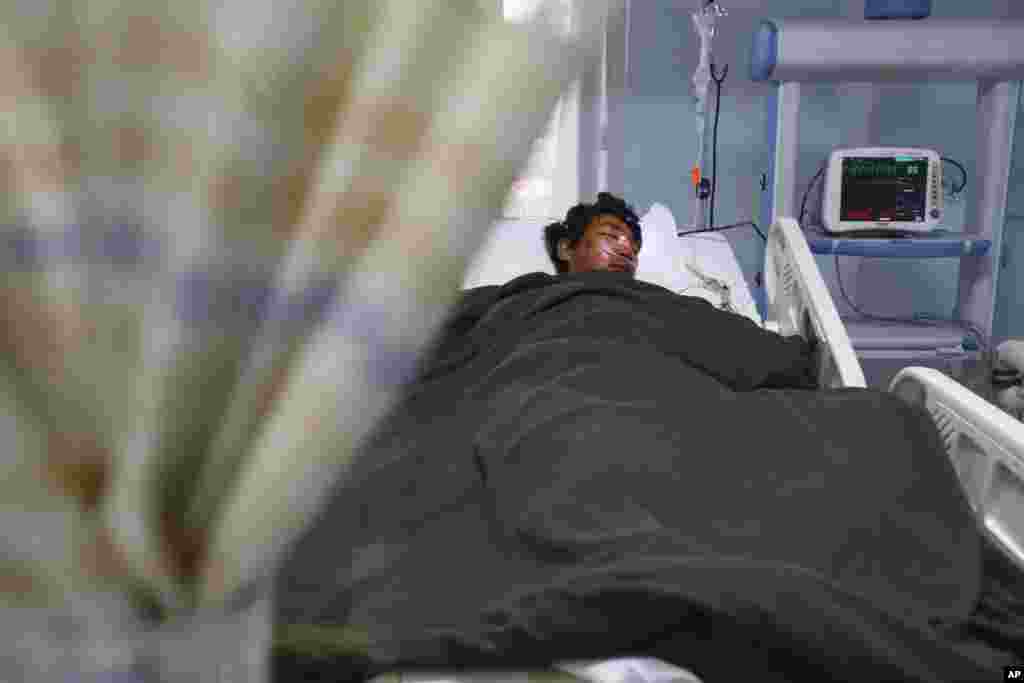 Seorang pemandu Nepal Dawa Tashi, yang terluka dalam salju longsor dirawat di rumah sakit di Katmandu, Nepal (18/4). (AP/Niranjan Shrestha)