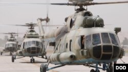 عکس از هلیکوپتر های نوع Mi-17 در میدن هوایی کابل