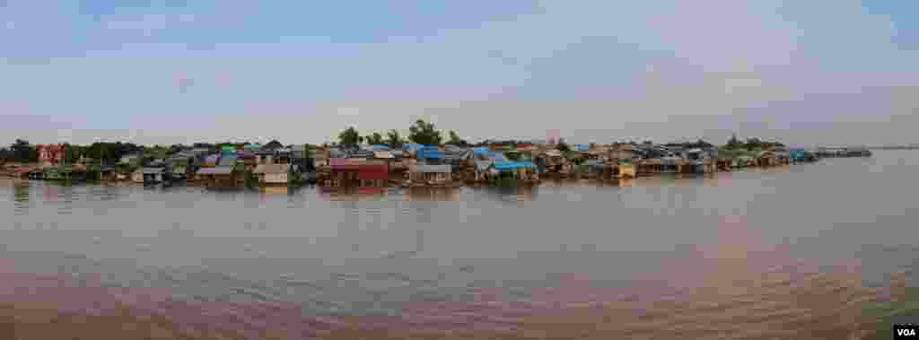 A village in Akrey Ksatr Commune, Kandal Province, Cambodia, September 27, 2014. (Nov Povleakhena/VOA Khmer)