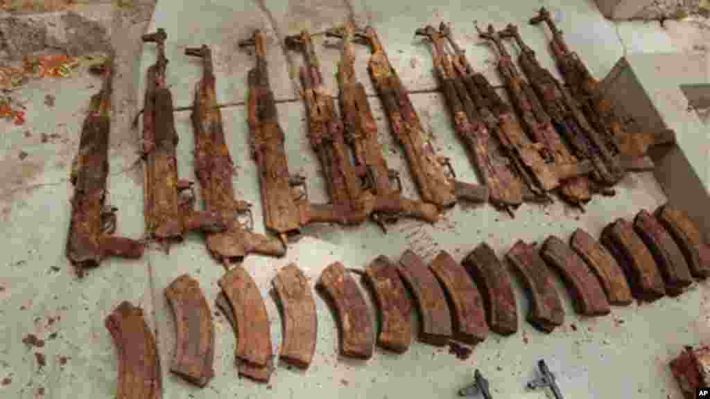 Ana iya gani cikin wannan hoton da rundunar sojin Nigeria ta bayar dake nuna tulin makamai iri dabam-dabam da aka gano a wani gida dake boye a Kano, Nigeria Alhamis 30 ga watan Mayun shekarar 2013.