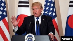 El presidente de EE.UU., Donald Trump, habló en una conferencia de prensa junto al presidente surcoreano, Moon Jae-in en el palacio presidencial en Seúl, Corea del Sur, el martes, 7 de noviembre de 2017.
