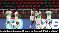 Jogadores do Burkina Faso comemoram golo contra Cabo Verde, CAN 2021, Yaoundé, 13 Janeiro 2022