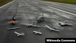 Các loại máy bay không người lái tại một cuộc triển lãm hàng không ở Mỹ.