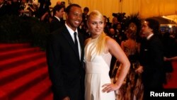 Golfer Tiger Woods arrives with skier Lindsey Vonn at the Metropolitan Museum of Art Costume Institute Benefit celebrating the opening of "PUNK: Chaos to Couture" in New York, May 6, 2013. REUTERS/Lucas Jackson (UNITED STATES - Tags: ENTERTAINMENT FASHION