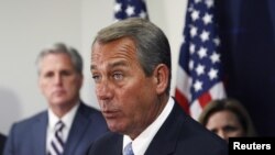 Chủ tịch Hạ viện John Boehner nói chuyện với các ký giả 