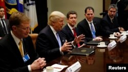 Presiden Donald Trump di Gedung Putih bertemu sekelompok pemimpin bisnis Amerika, hari Senin (23/1).