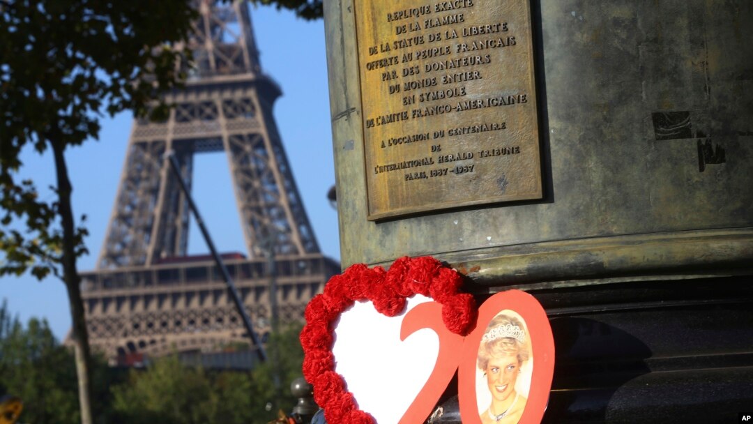 Foto dan karangan bunga menghiasi terowongan Pont de l'Alma, Paris, 31 Agustus 2017, untuk mengenang kecelakaan yang merengut nyawa Putri Diana, 20 tahun yang lalu.