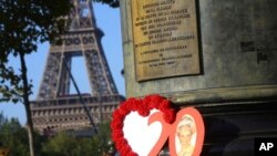 Foto dan karangan bunga menghiasi terowongan Pont de l'Alma, Paris, 31 Agustus 2017, untuk mengenang kecelakaan yang merengut nyawa Putri Diana, 20 tahun yang lalu.