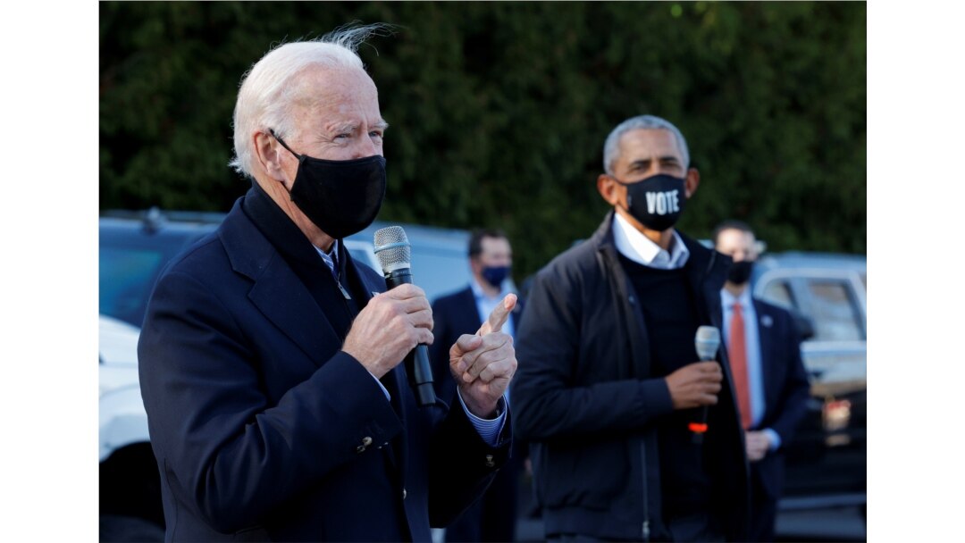 O candidato democrata à presidência dos EUA e ex-vice-presidente Joe Biden fala enquanto o ex-Presidente dos EUA, Barack Obama, ouve durante o início da campanha em Bloomfield Hills, Michigan, EUA, 31 de outubro de 2020