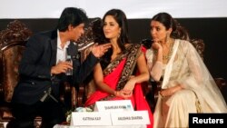 Bollywood actor Shah Rukh Khan (L) speaks with actresses Katrina Kaif (C) and Anushka Sharma during the inauguration ceremony of the 18th Kolkata International Film festival in Kolkata, November 10, 2012.