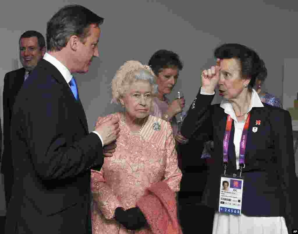 Ratu Inggris, Elizabeth II (tengah), Putri Anne (kanan), dan Perdana Menteri Inggris David Cameron tiba untuk Upacara Pembukaan Olimpiade Musim Panas di Stadion Olimpiade di London, 27 Juli 2012.