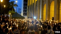 Protesters in Hong Kong Jun 13, 2012, (I. Broadhead, VOA)