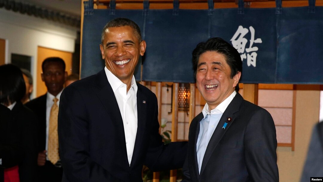 Presiden AS Barack Obama disambut oleh PM Jepang Abe di Restoran Sukiyabashi Jiro di Tokyo (23/4).