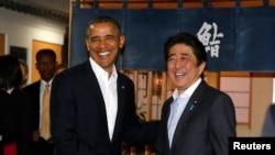 Presiden AS Barack Obama disambut oleh PM Jepang Abe di Restoran Sukiyabashi Jiro di Tokyo (23/4).