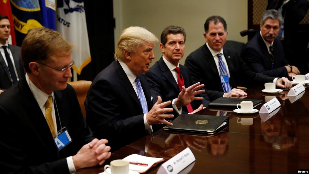 Presiden Donald Trump di Gedung Putih bertemu sekelompok pemimpin bisnis Amerika, hari Senin (23/1).
