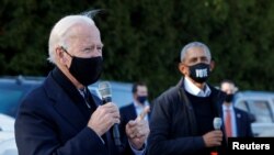 Presiden terpilih dan mantan Wapres Joe Biden bersama mantan Presiden AS Barack Obama saat kampanye di Bloomfield Hills, Michigan, AS, 31 Oktober 2020.