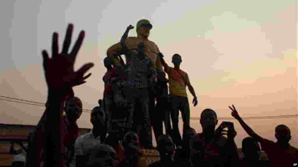 Small group holds peaceful protest of French military presence in their mostly Muslim neighborhood, Bangui, Central African Republic, Jan. 2, 2014.