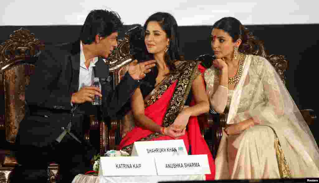 Salah satu aktor Bollywood paling terkenal Shah Rukh Khan (kiri) berbicara dengan aktris Katrina Kaif (tengah) dan Anushka Sharma selama upacara pembukaan Festival Film Internasional Kolkata di Kolkata, 2012.