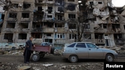 Sebuah bangunan tempat tinggal rusak berat akibat konflik Rusia-Ukraina, di pemukiman Toshkivka, di wilayah Luhansk, Ukraina yang dikuasai Rusia, 24 Maret 2023. (Foto: REUTERS /Alexander Ermochenko)