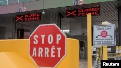 ດ່ານຂ້າມເຂດຊາຍແດນຂອງ ການາດາ ປິດ ຫຼັງຈາກເຂົາເຈົ້າໄດ້ປະກາດວ່າ ເຂດຊາຍແດນຈະປິດຕໍ່ກນາສັນຈອນທີ່ບໍ່ຈຳເປັນ, ຢູ່ເຂດຊາຍແດນລະຫວ່າງ ສະຫະລັດ ແລະ ການາດາ, ຢູ່ຂົວພັນດອນ ໃນເມືອງ ແລນສດາວນ໌, ປະເທດ ການາດາ. 19 ມີນາ, 2020.