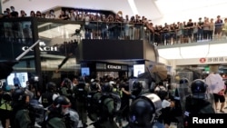 香港警察试图驱散进入沙田一座商场的抗议者（2019年7月14日）