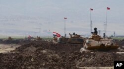 Militer Turki dan Irak melakukan latihan militer bersama di Silopi, Turki dekat perbatasan Irak pasca pelaksanaan referendum Kurdi-Irak (26/9). 