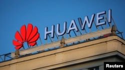 Trả lời phỏng vấn cho bài viết về chuyện các công ty viễn thông Việt Nam đang lẳng lặng tránh xa công ty viễn thông Huawei, Tướng Lê Văn Cương nói: “Cả thế giới cần cảnh giác với Trung Quốc…"