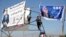 Parlament saylovlari oldidan nomzodlarning plakatlari o'rnatilmoqda, Kobul, Afg'oniston, 9-oktabr, 2018-yil.