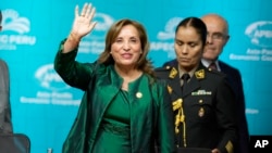 La presidenta de Perú, Dina Boluarte, saluda durante la cumbre del Foro de Cooperación Económica Asia Pacífico (APEC) en Lima, Perú, el sábado 16 de noviembre de 2024. (Foto AP/Fernando Vergara).