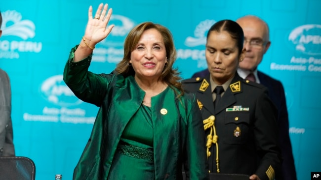 La presidenta de Perú, Dina Boluarte, saluda durante la cumbre del Foro de Cooperación Económica Asia Pacífico (APEC) en Lima, Perú, el sábado 16 de noviembre de 2024. (Foto AP/Fernando Vergara).