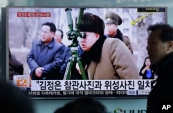 Một người đàn ông đi ngang qua màn hình tivi chiếu cảnh nhà lãnh đạo Bắc Triều Tiên Kim Jong Un trong một chương trình tin tức ở trạm xe lửa Seoul, Hàn Quốc, thứ Năm ngày 24 tháng 3 năm 2016.
