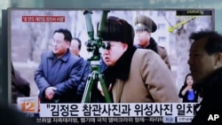 Televisi di stasiun kereta api Seoul menayangkan berita tentang pemimpin Korea Utara, Kim Jong-un (24/3). 