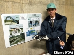 Kobe City Waterworks Bureau Assistant Manager Hitoshi Araike holds a "seismic resistant joint" for water pipes, which is now being deployed in Kobe's system.